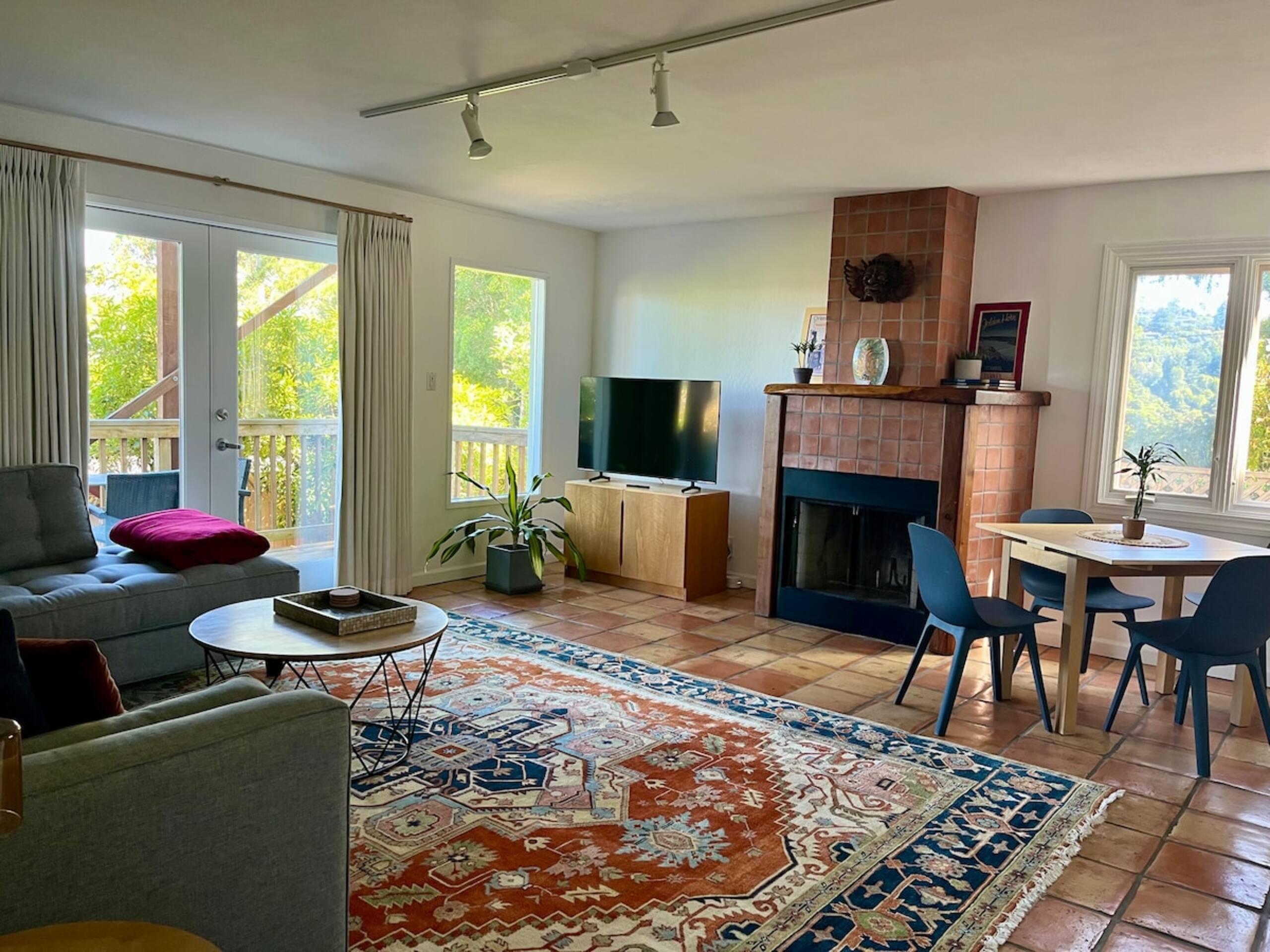 Charming 2 Bed Home - Photo 2