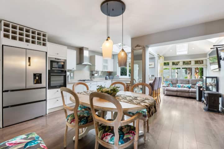 Stylish Two-bedroom Home In Foxrock, Free Parking. - Dublin