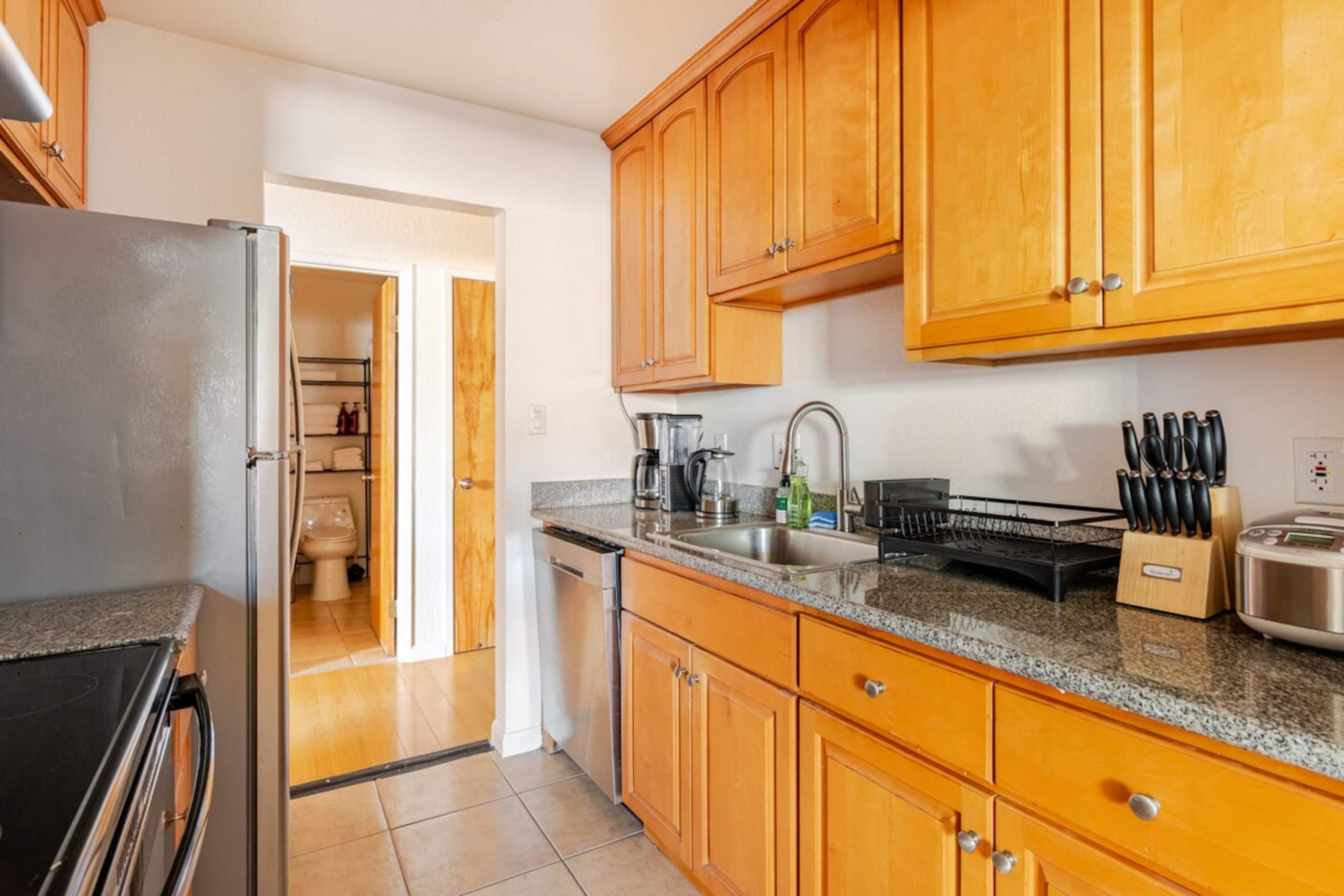 Modern 3 Bedroom Suite with AC for Family and Work - Photo 8