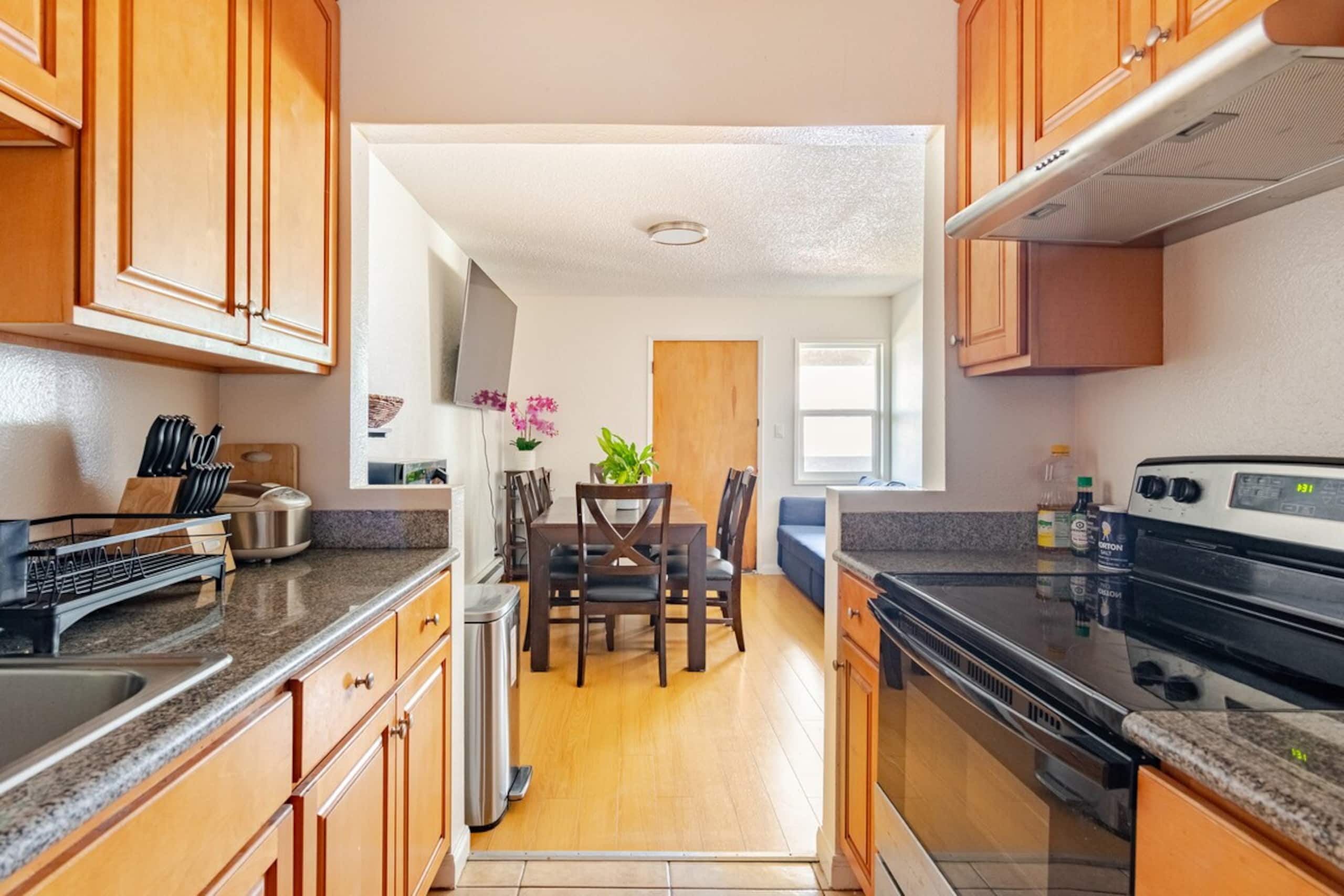 Modern 3 Bedroom Suite with AC for Family and Work - Photo 9