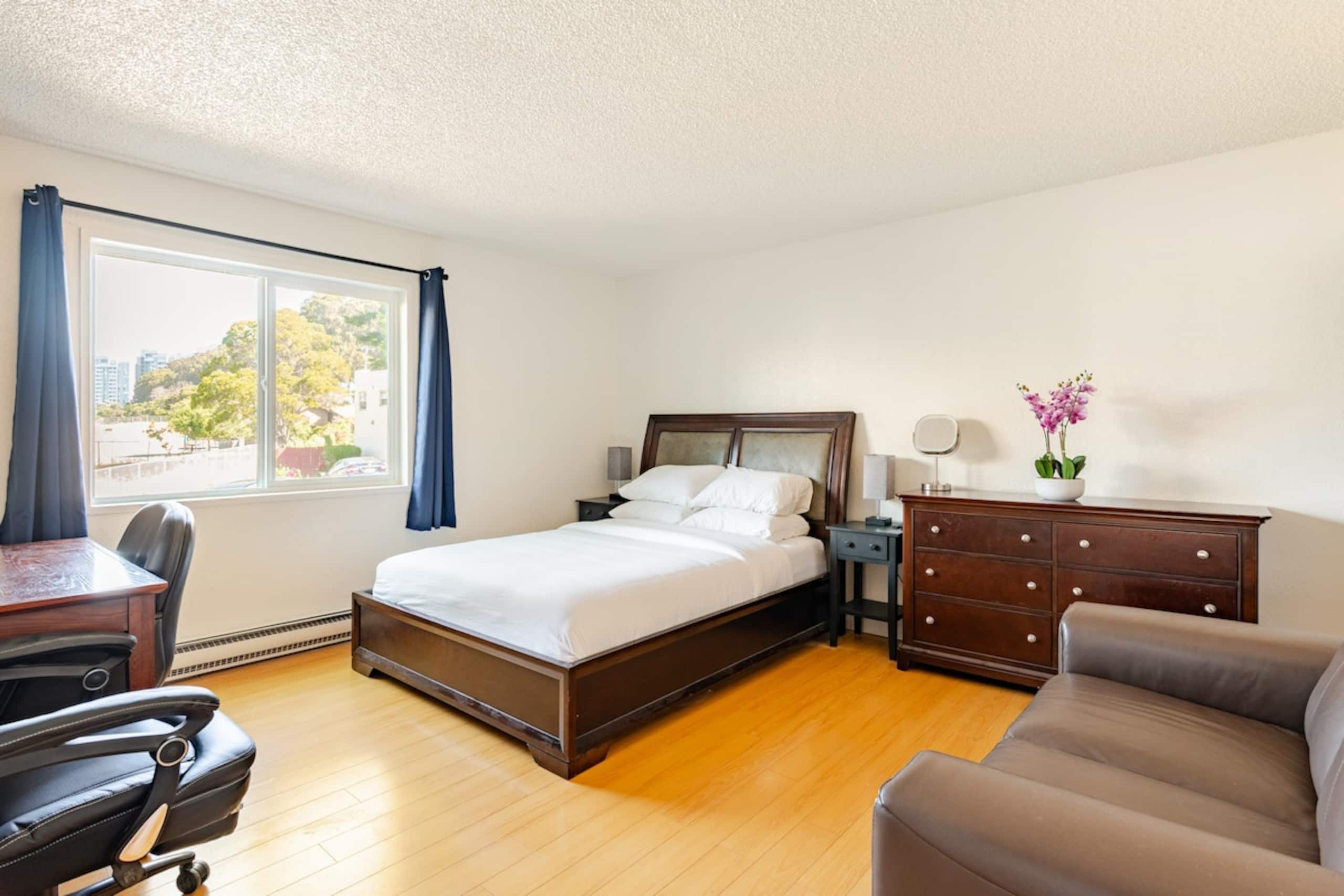 Modern 3 Bedroom Suite with AC for Family and Work - Photo 6