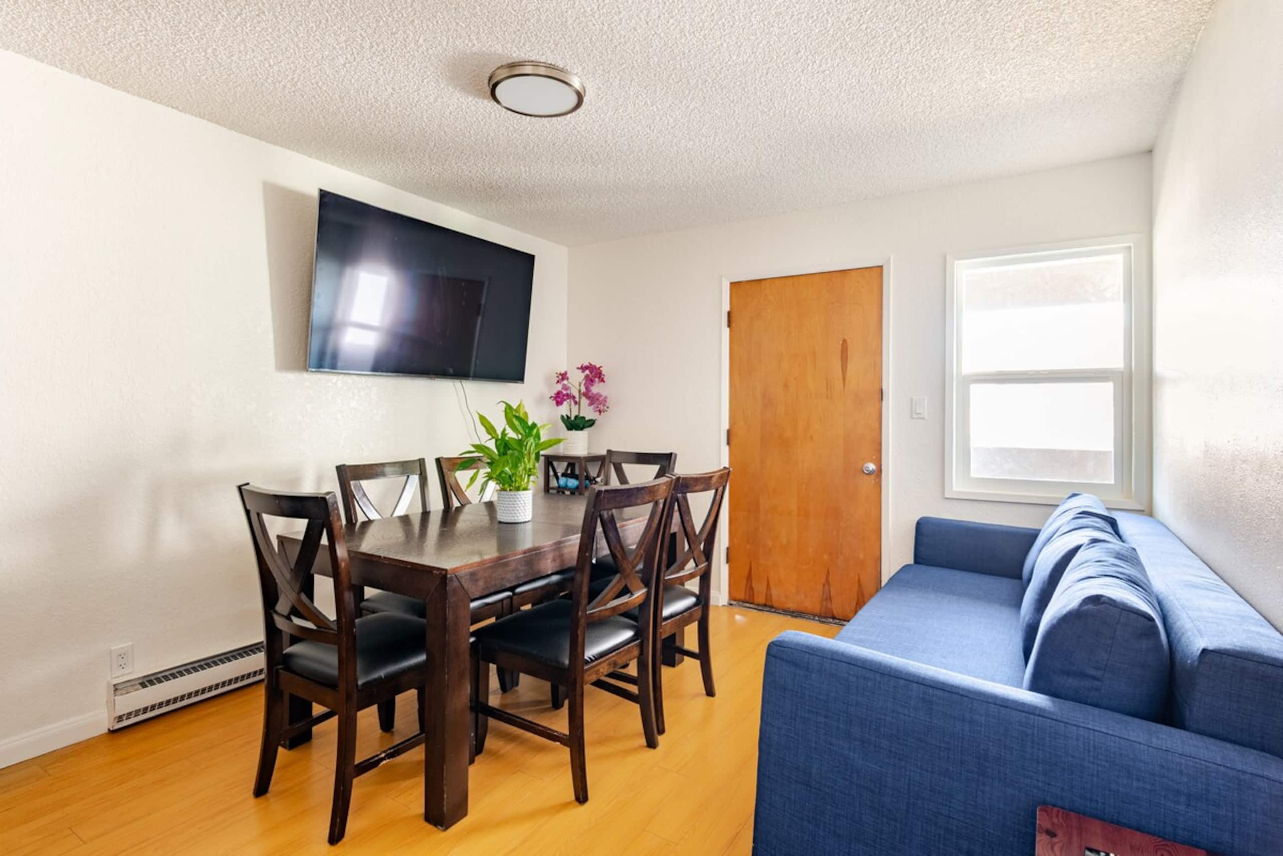Modern 3 Bedroom Suite with AC for Family and Work - Photo 11