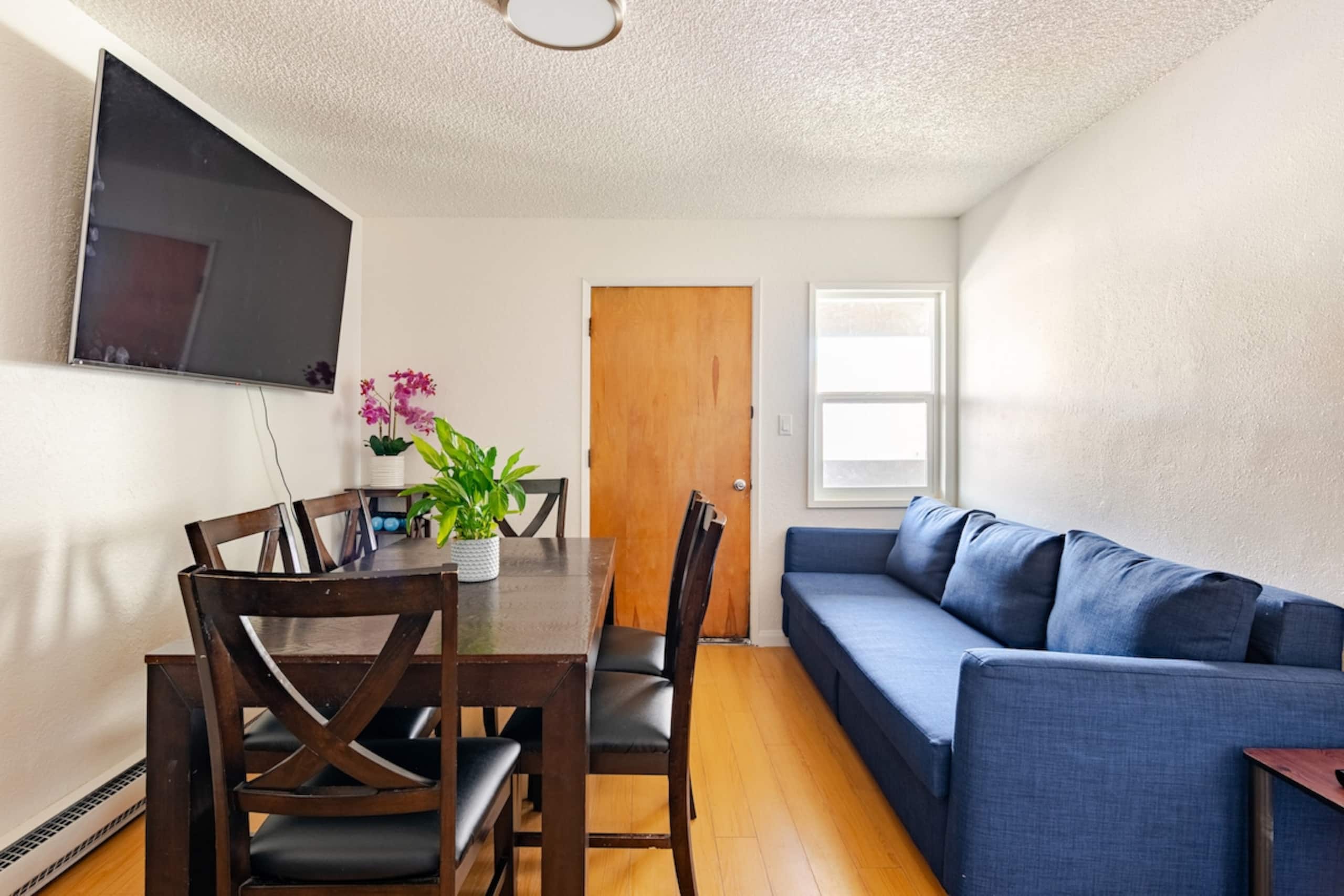 Modern 3 Bedroom Suite with AC for Family and Work - Photo 3