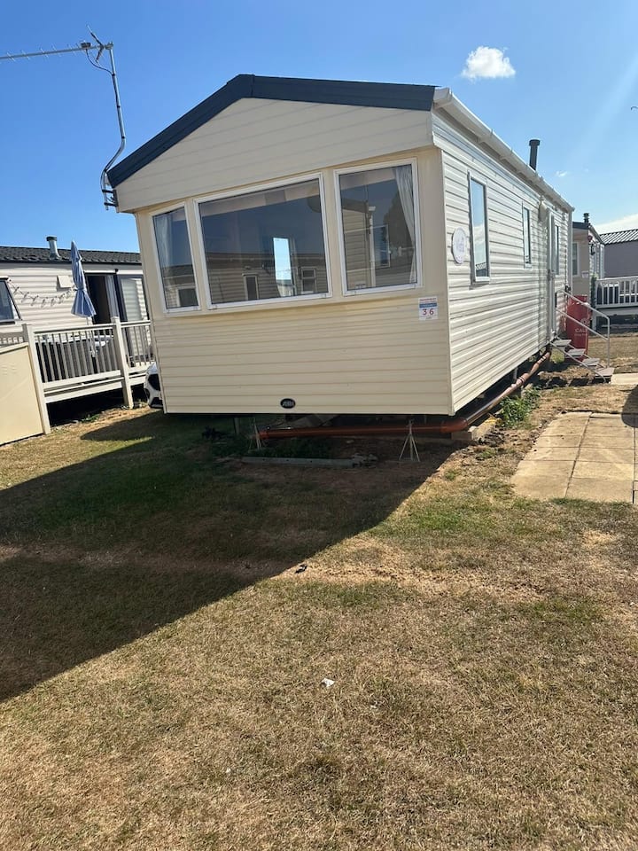 Dog Friendly Caravan At Heacham Ref 21036f - Snettisham