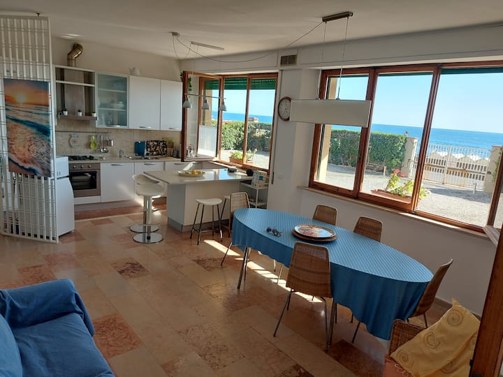 Appartamento Fronte Mare A Quercianella - Livorno