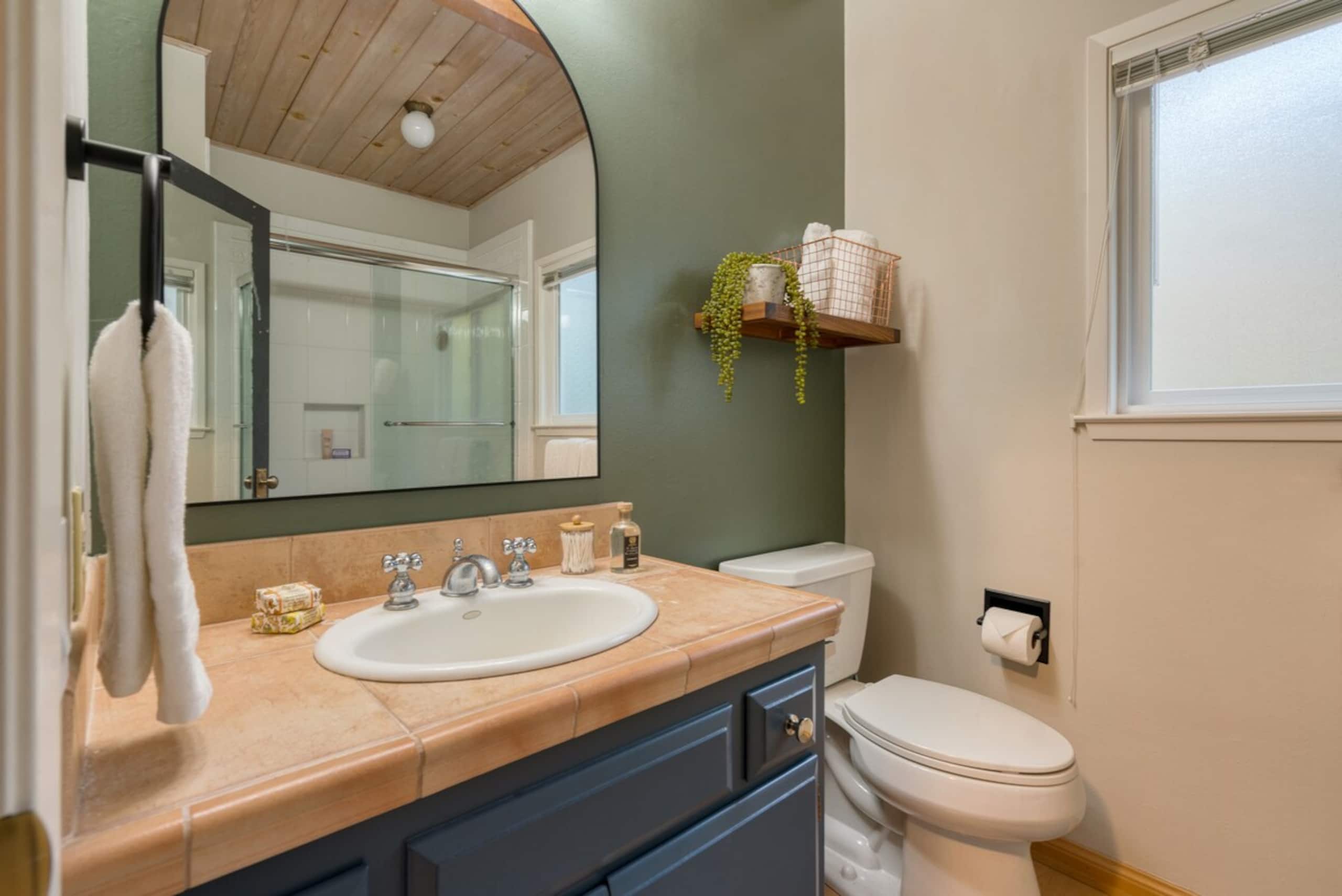Sonoma Creek Haven, Creekside Hot Tub Retreat - Photo 35