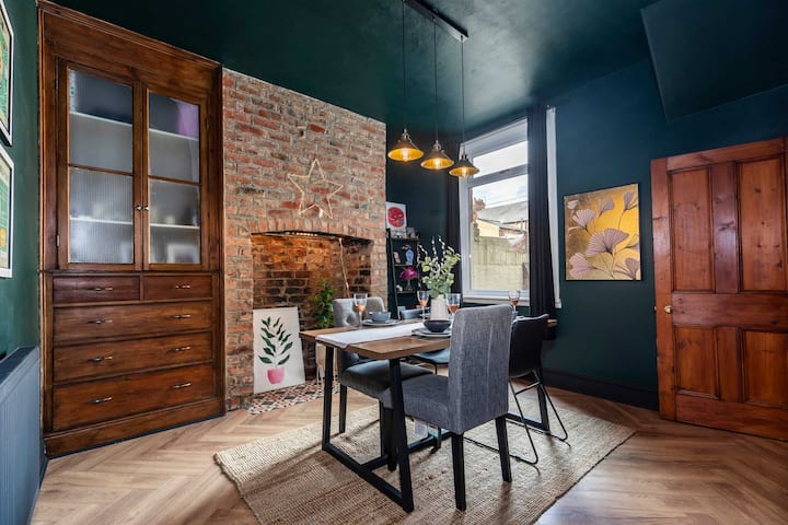 Stylish 2 Bed Near Station, Workspace & Parking - Darlington