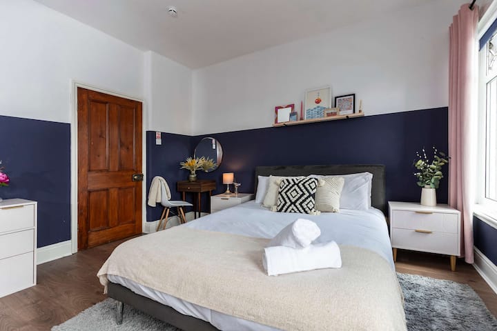 Stylish 2 Bed Near Station, Workspace & Parking - Darlington