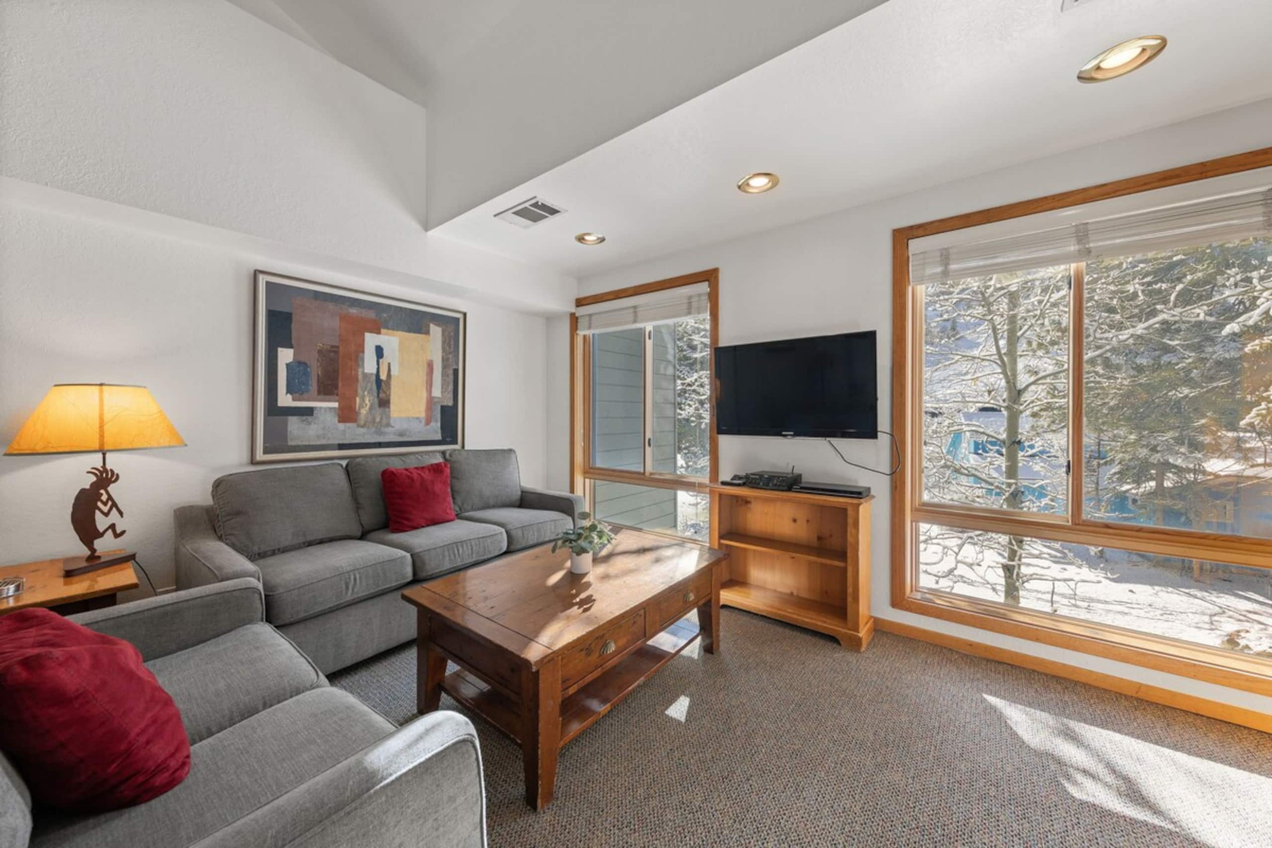 Mtn Facing Loft - Ski In/Out, FREE Parking - Photo 1