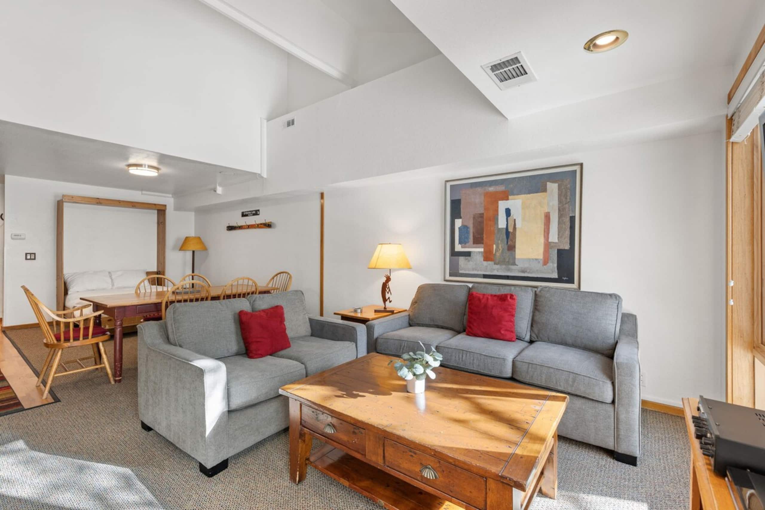 Mtn Facing Loft - Ski In/Out, FREE Parking - Photo 4