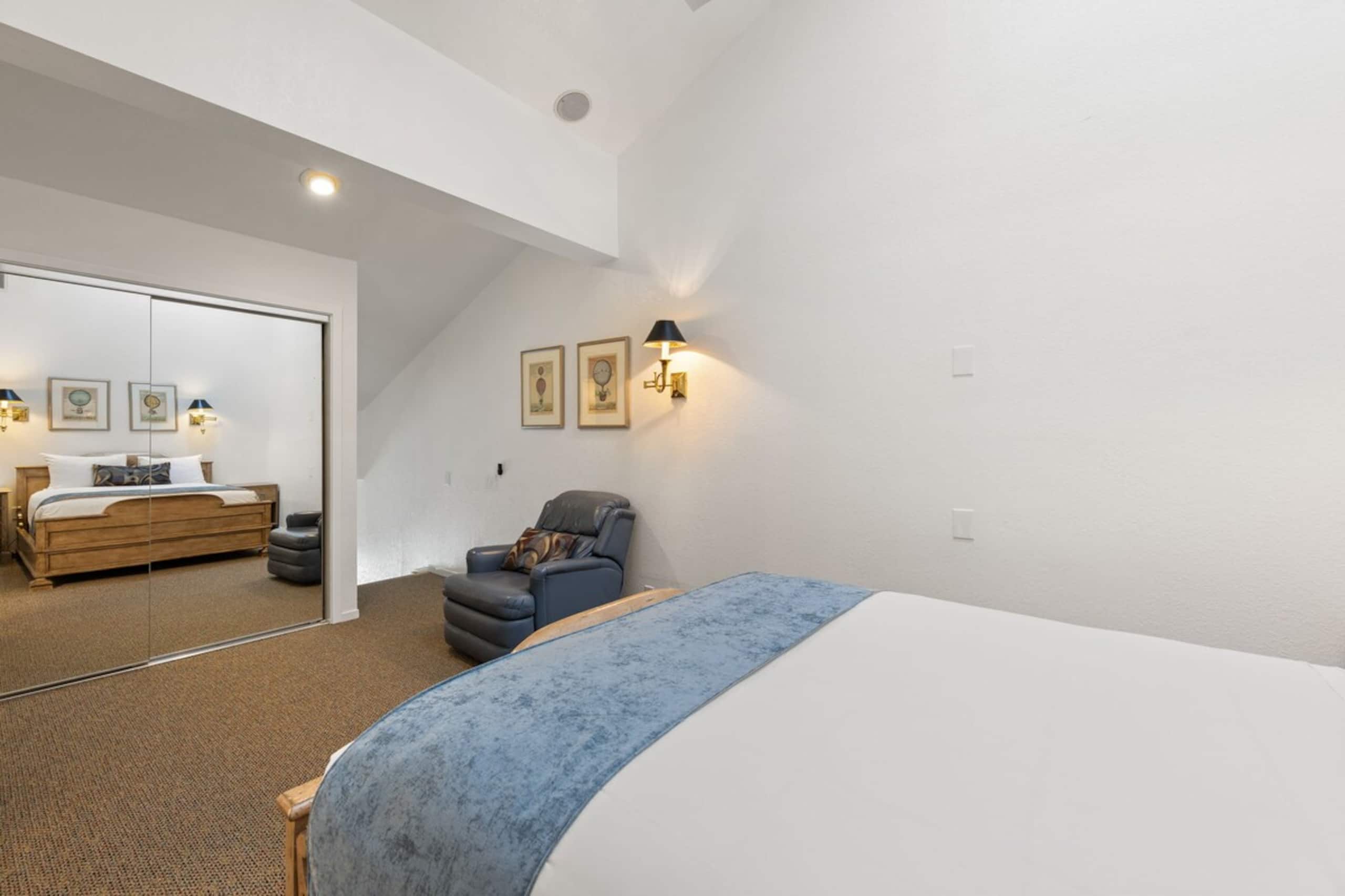 Mtn Facing Loft - Ski In/Out, FREE Parking - Photo 15