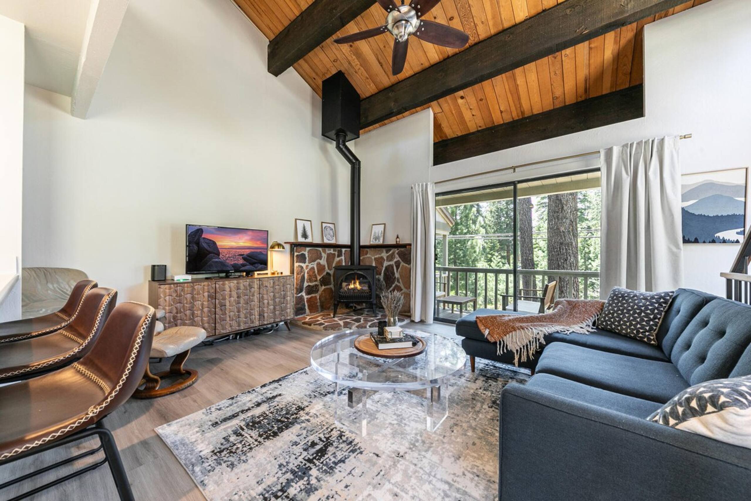 5 mins from The Lake w/ Pool, hiking trails sauna - Photo 1