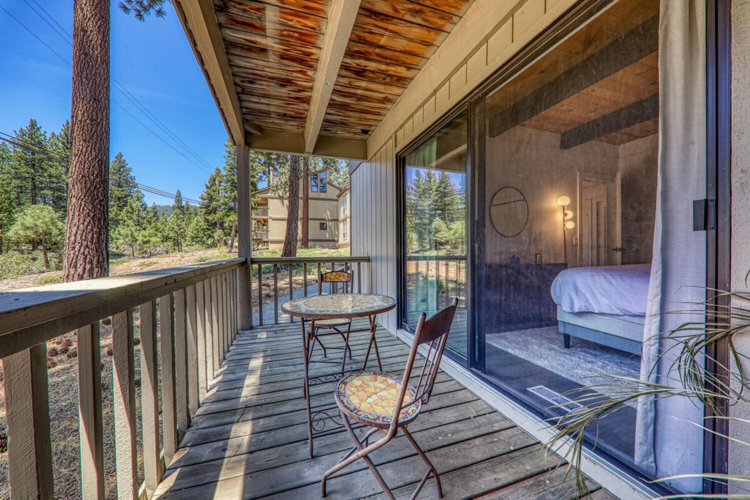 5 mins from The Lake w/ Pool, hiking trails sauna - Photo 13