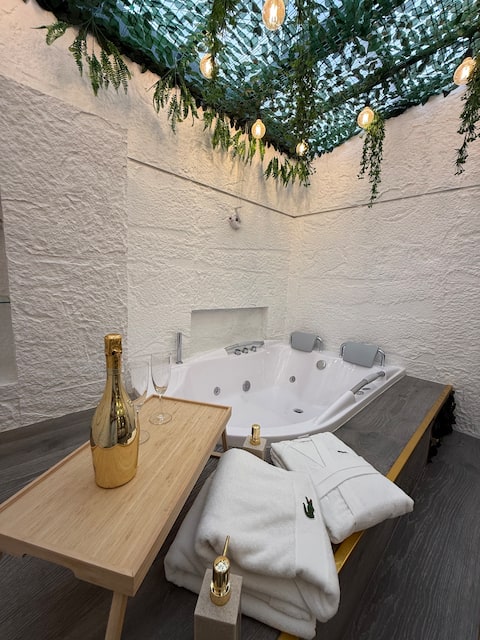 Private Jacuzzi Loft / Luxury Spa Stay