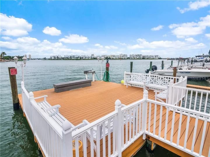 Beautifully Renovated, Furnished, Waterside 2bd1ba - St. Pete Beach, FL