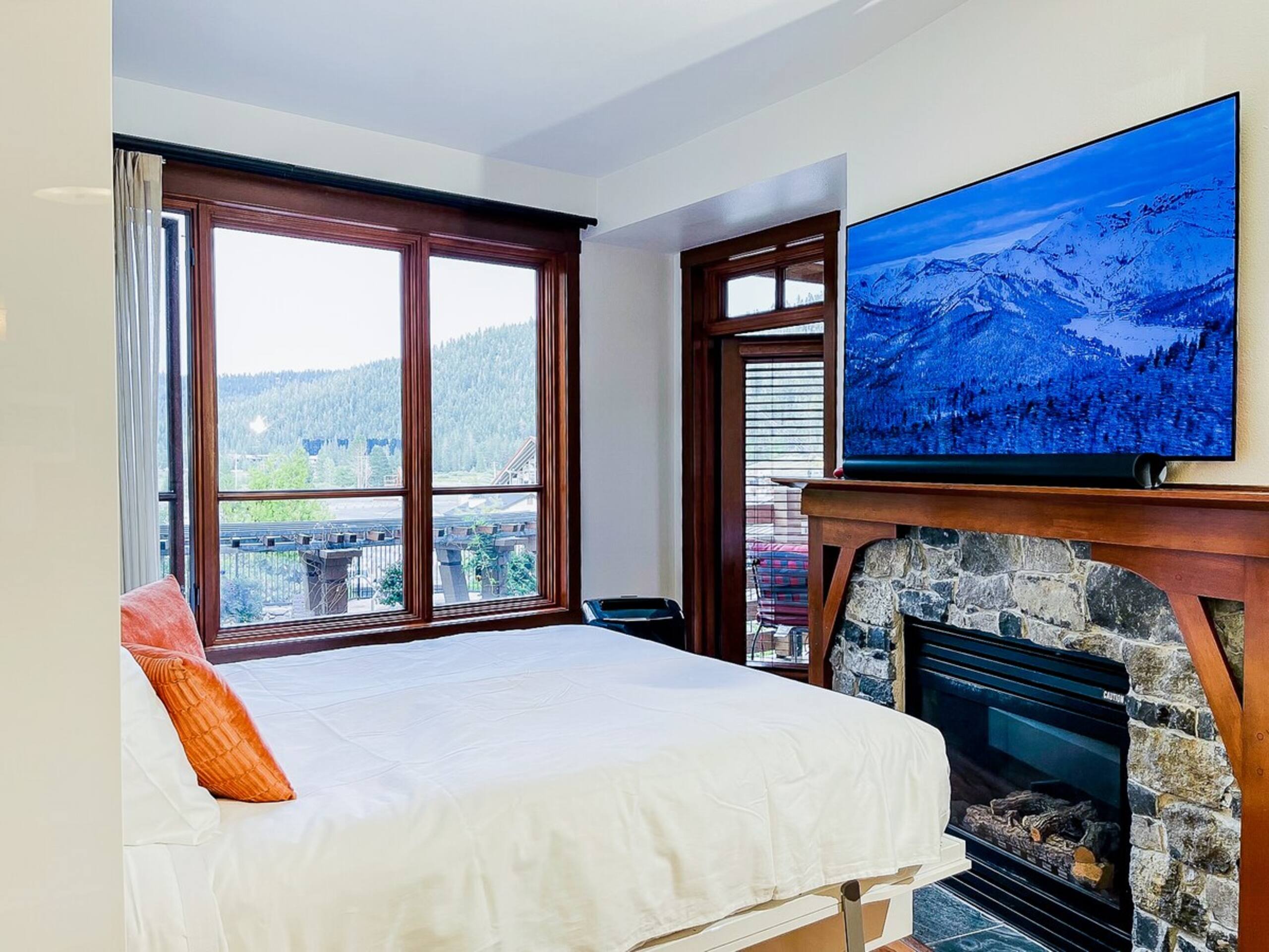 Top 5% Guest Favorite, Ski-in/out 1BR, Parking - Photo 3
