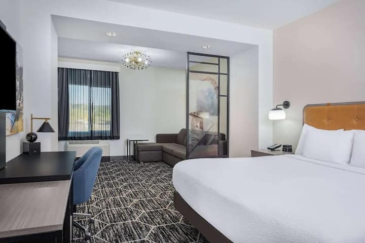 King Suite | La Quinta Yucaipa | Pet Friendly - Redlands, CA