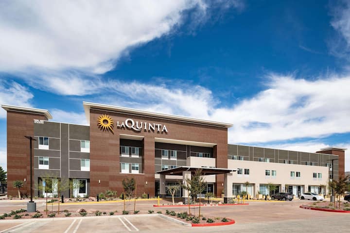 La Quinta Yucaipa | 2 King Suite | Outdoor Pool - Yucaipa, CA