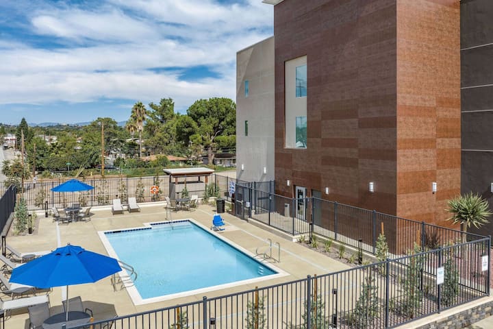 2 Queen | La Quinta Yucaipa | Outdoor Pool - Redlands, CA