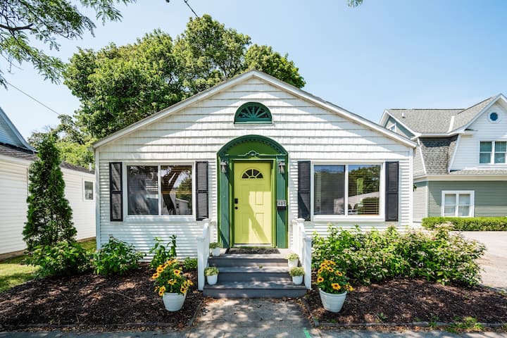 Hobbit & Harbor: A Downtown Storybook Cottage - Charlevoix, MI