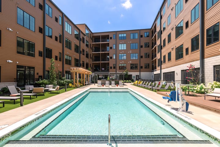 Nulu Suites: Roomy Bless Your Heart King Bed Suite - Louisville, KY
