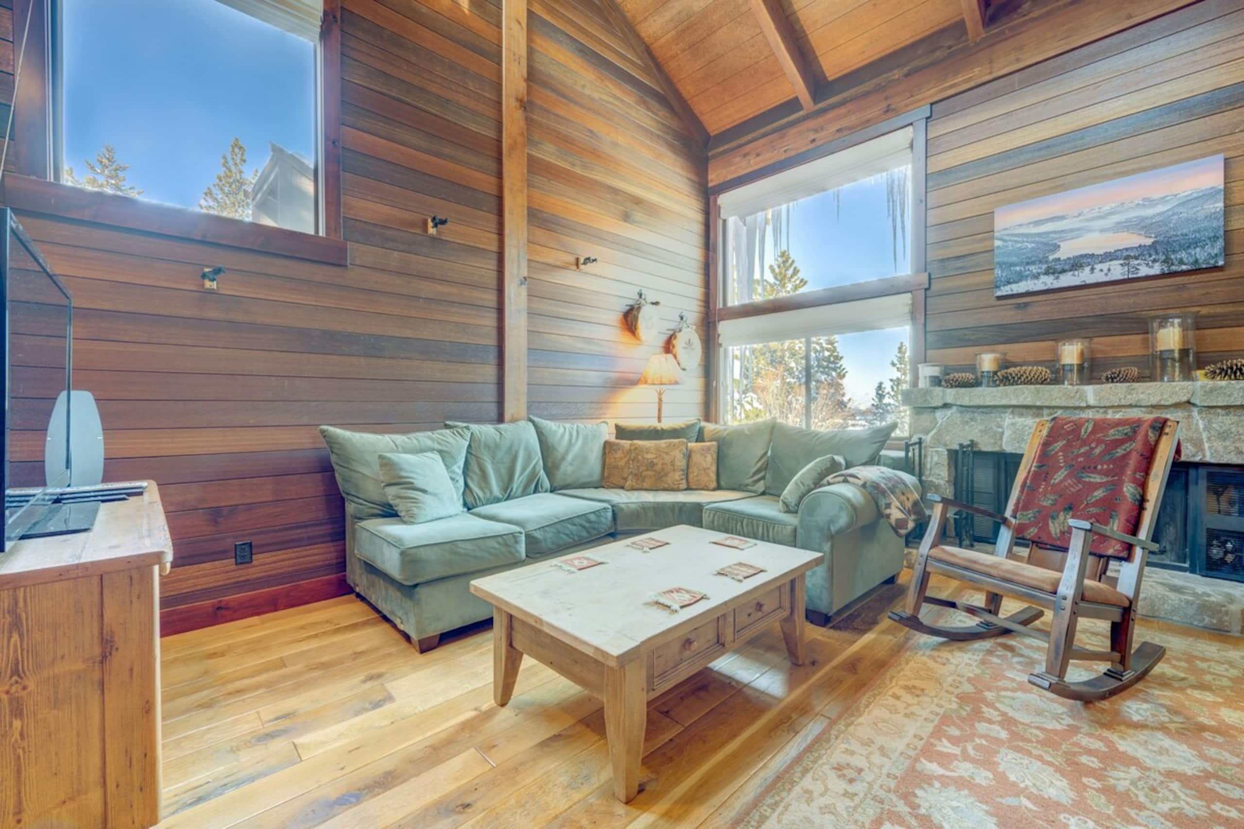Rusti-Chic 3BR, Balcony, Pool - Photo 2