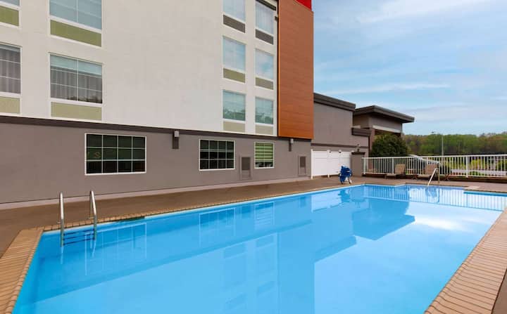 2 Queen | Hawthorn Knoxville | Free Parking - Knoxville, TN
