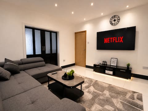 Top Airbnb: Modern 3BR Home | Sleeps 8, 10 Mins to Central MCR in Levenshulme