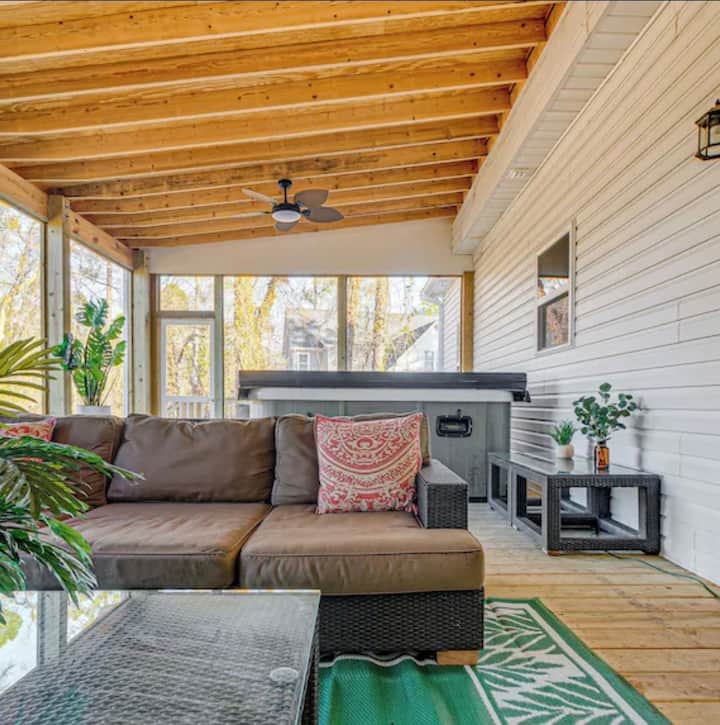 Spacious Durham Retreat With Hot Tub For 10 - Chapel Hill, NC