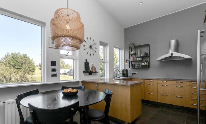 Stylish 4-bedroom Home With Hot Tub & Views - Reykjavík