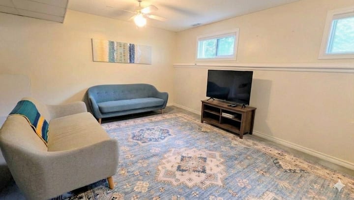 Bright 2-bedroom Semi-raised Bungalow Suite - Kanata
