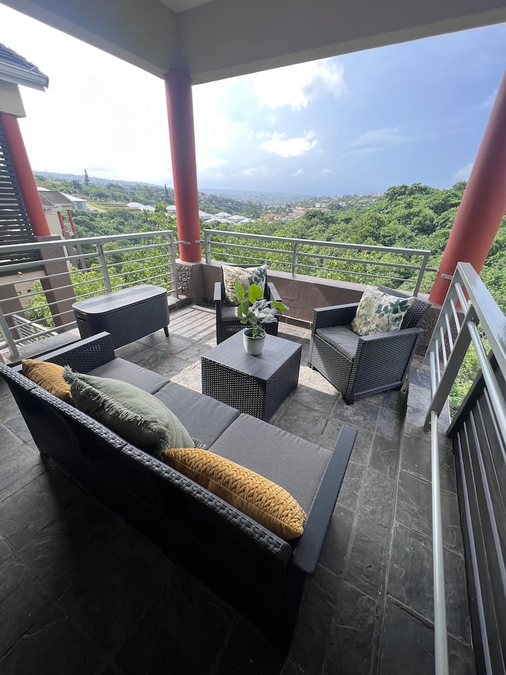 Spacious & Modern Penthouse Level Apartment - Durban