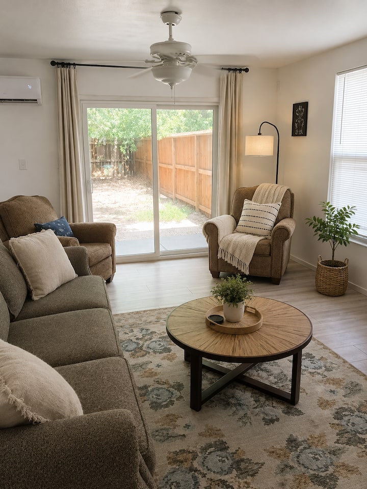 Spacious 3 Bedroom With A Large Fenced Yard! - Seguin, TX