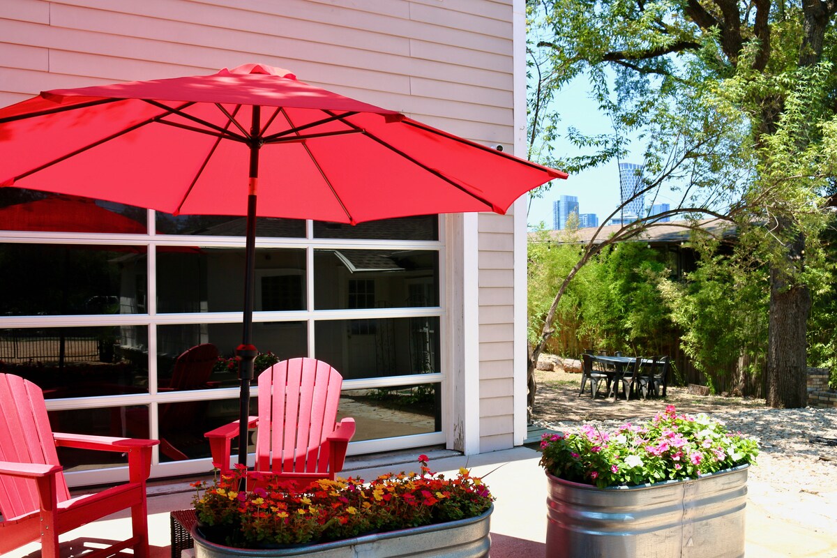Cozy Couples' Nook Near Downtown Austin