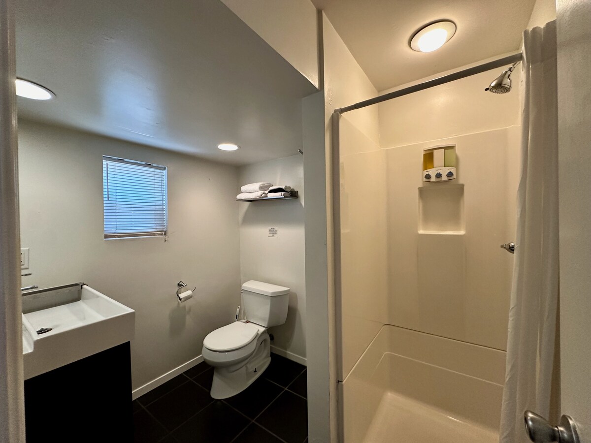 Cozy Couples' Nook Near Downtown Austin