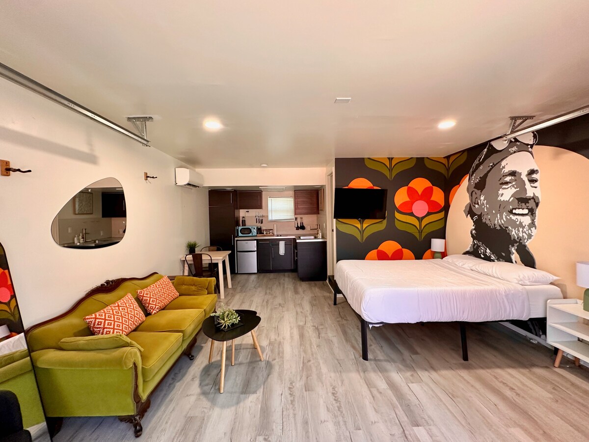 Cozy Couples' Nook Near Downtown Austin