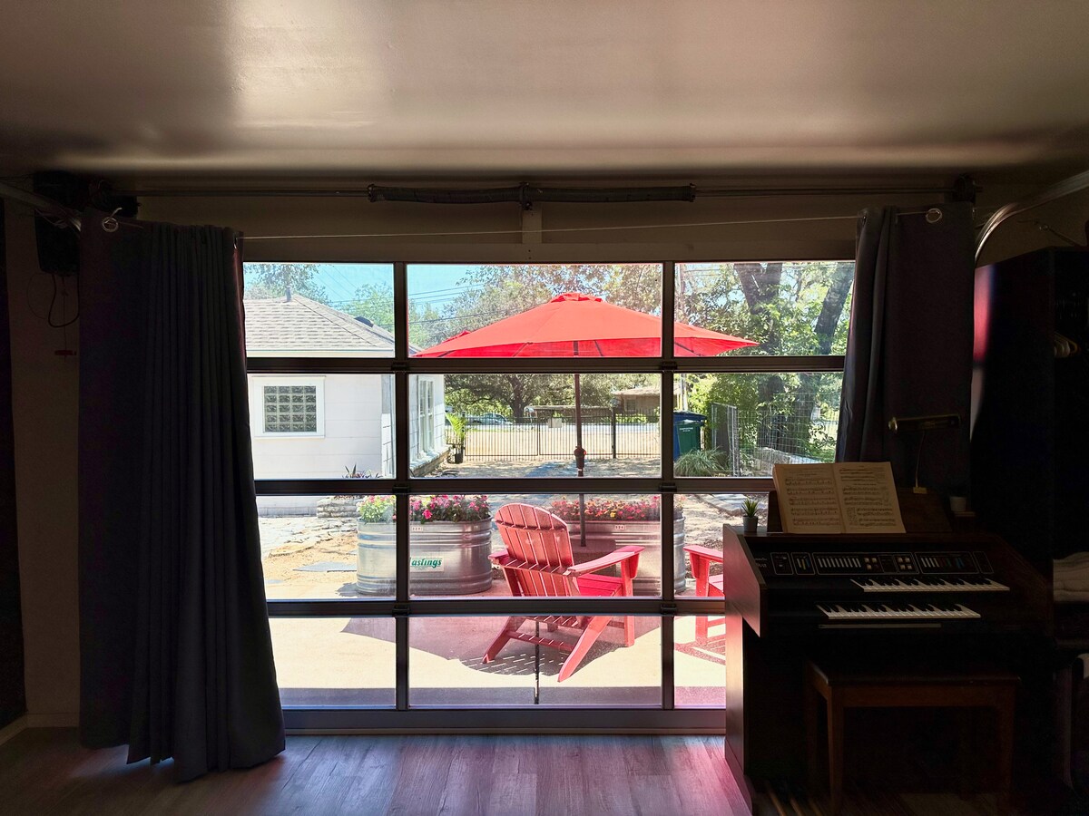 Cozy Couples' Nook Near Downtown Austin