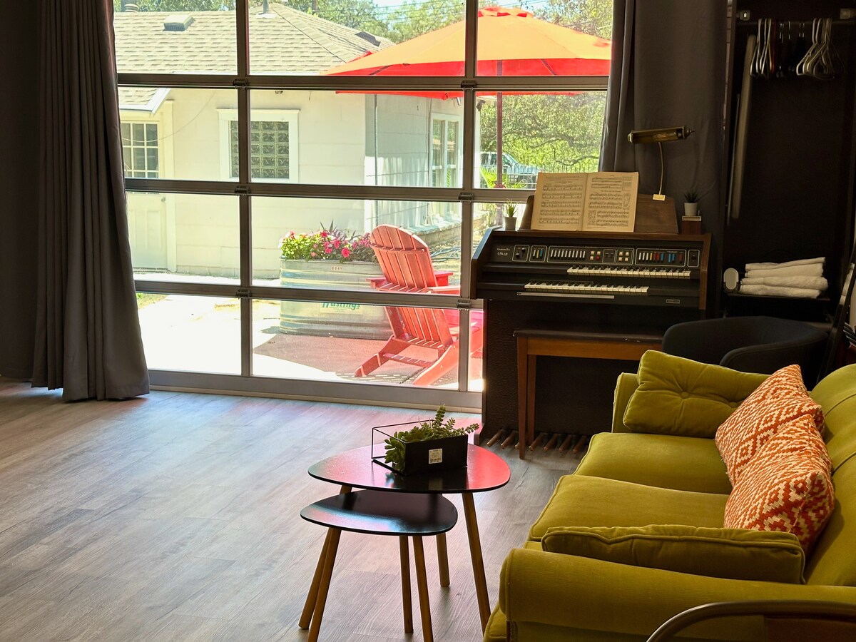 Cozy Couples' Nook Near Downtown Austin