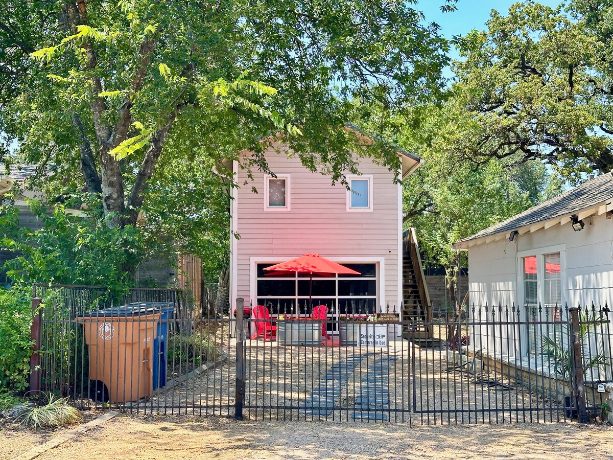 Cozy Couples' Nook Near Downtown Austin
