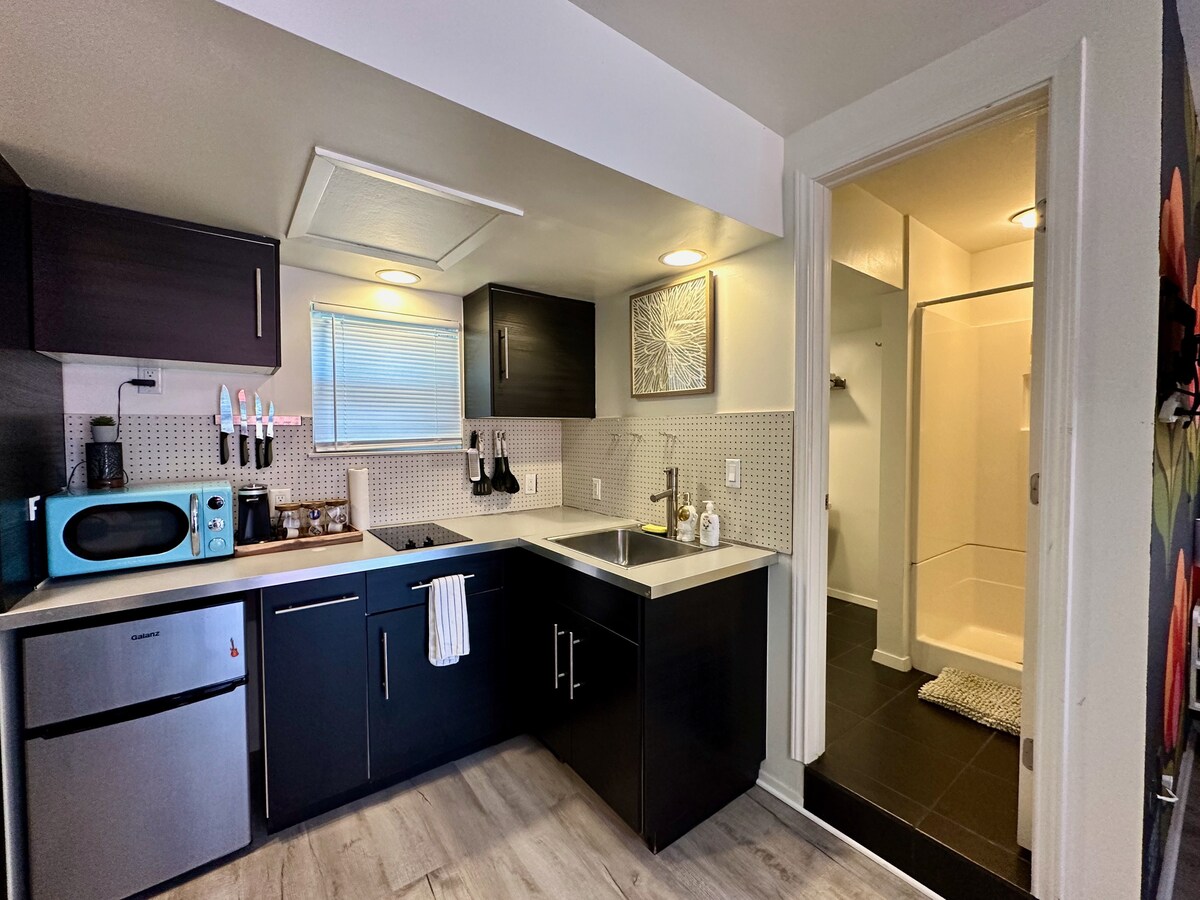 Cozy Couples' Nook Near Downtown Austin