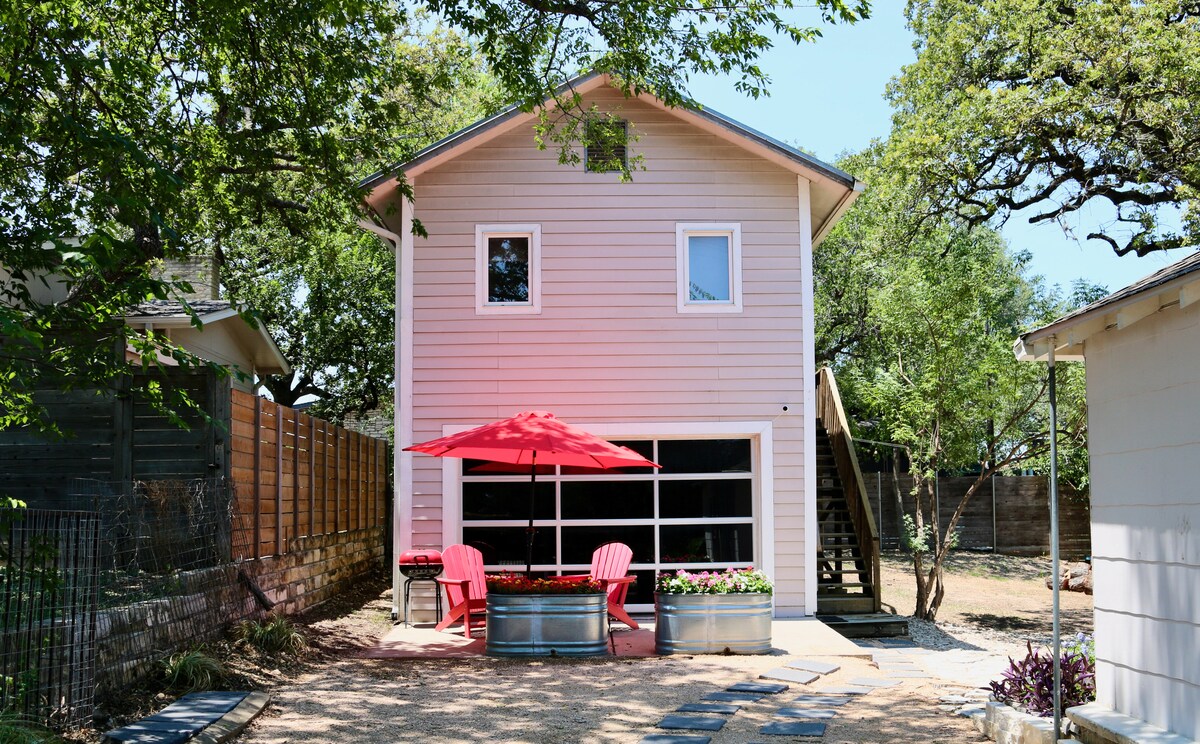 Cozy Couples' Nook Near Downtown Austin