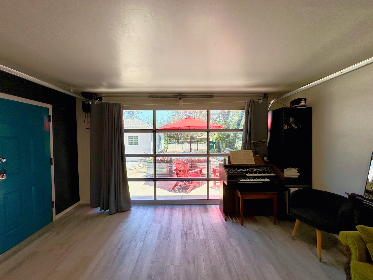 Cozy Couples' Nook Near Downtown Austin