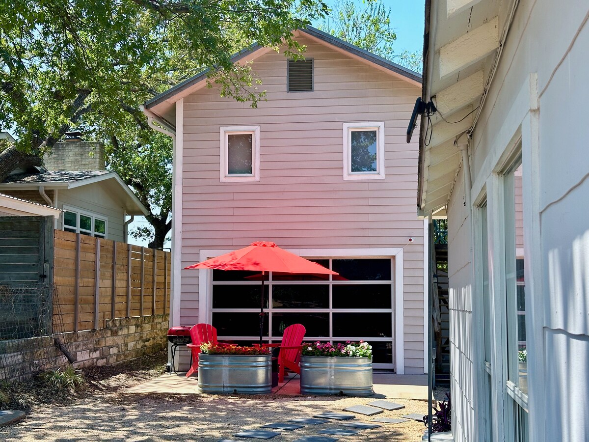 Cozy Couples' Nook Near Downtown Austin