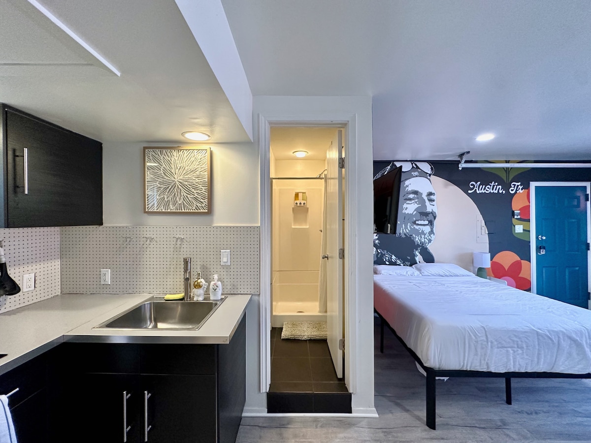 Cozy Couples' Nook Near Downtown Austin