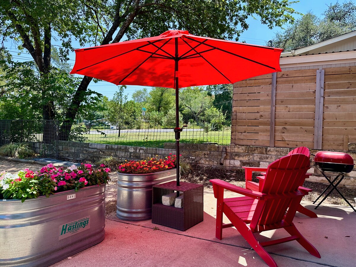 Cozy Couples' Nook Near Downtown Austin