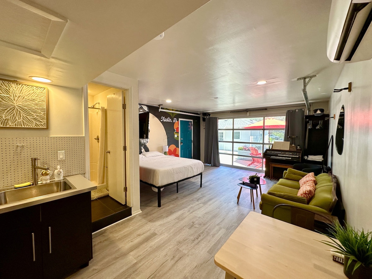 Cozy Couples' Nook Near Downtown Austin