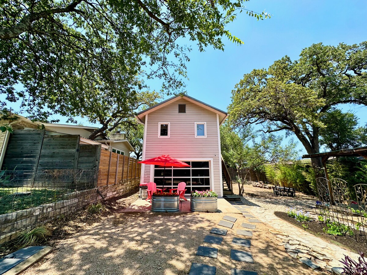 Cozy Couples' Nook Near Downtown Austin