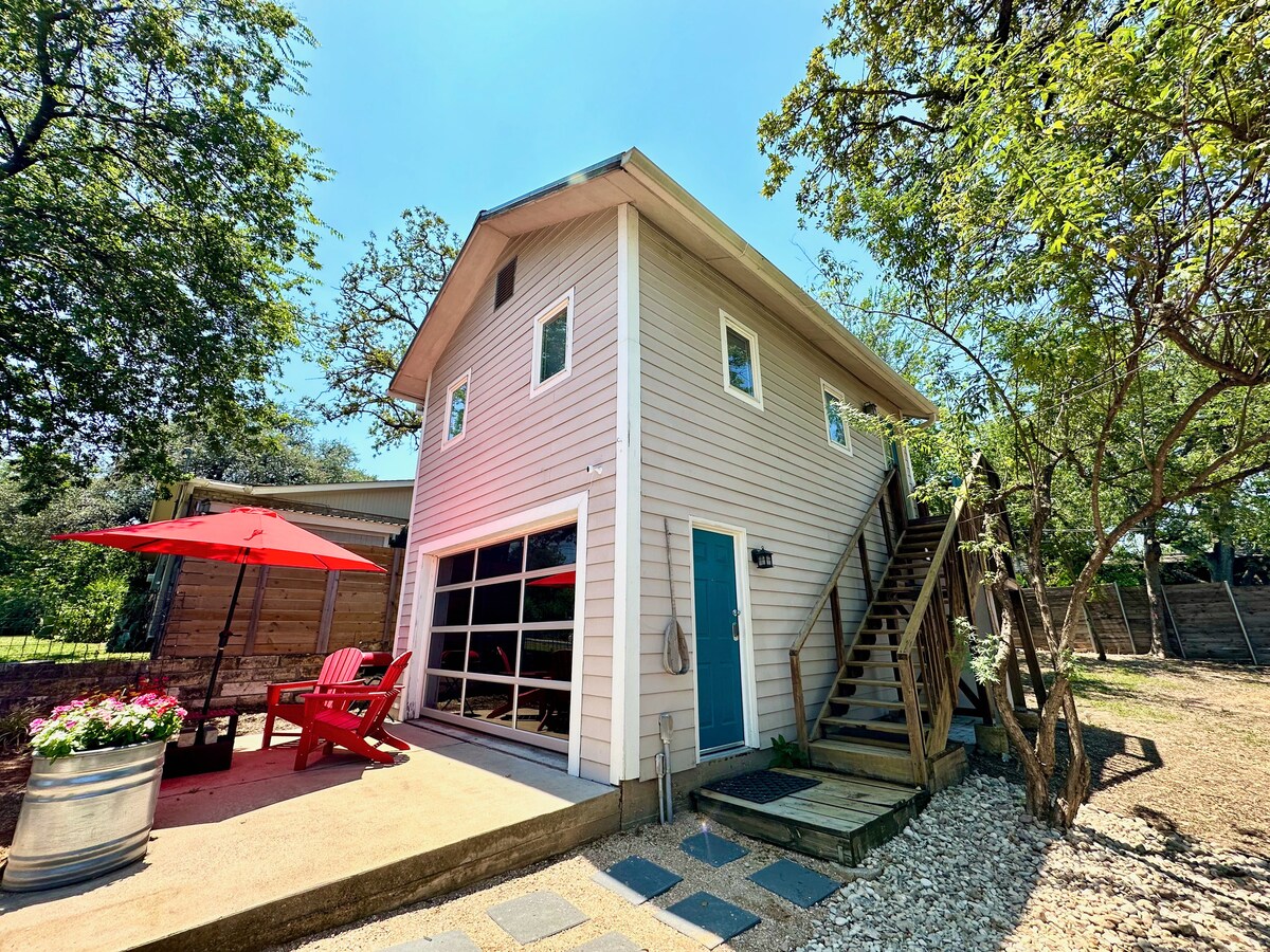 Cozy Couples' Nook Near Downtown Austin