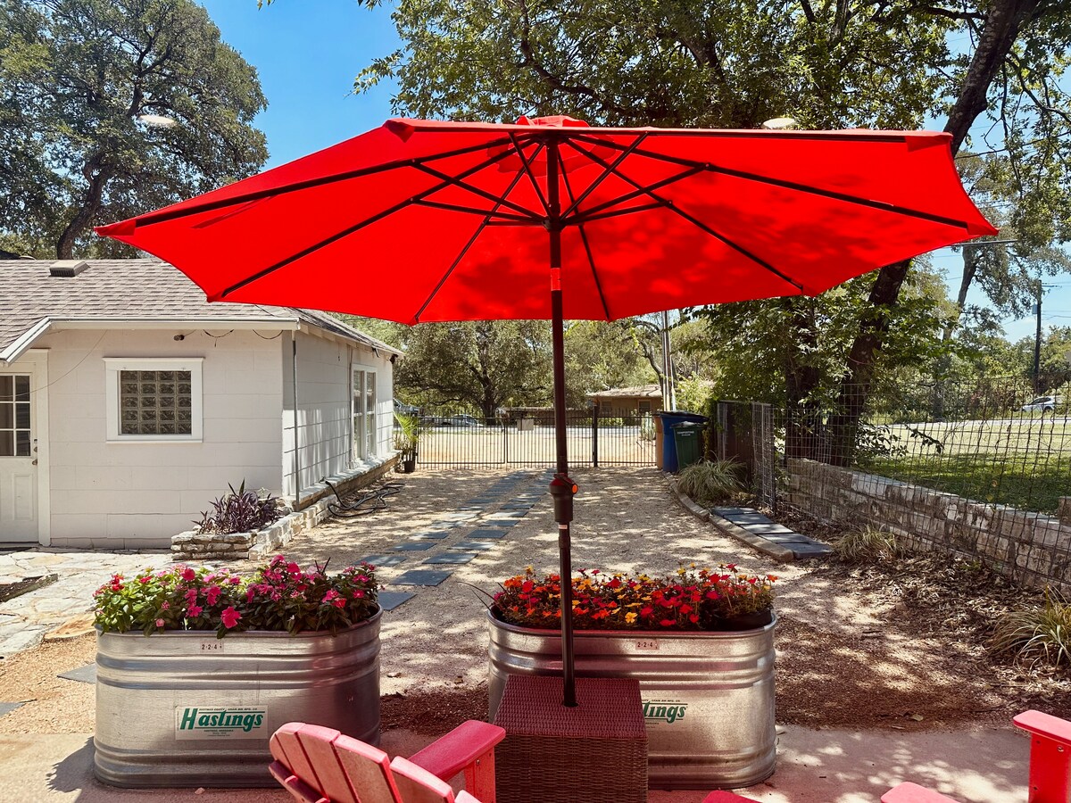 Cozy Couples' Nook Near Downtown Austin