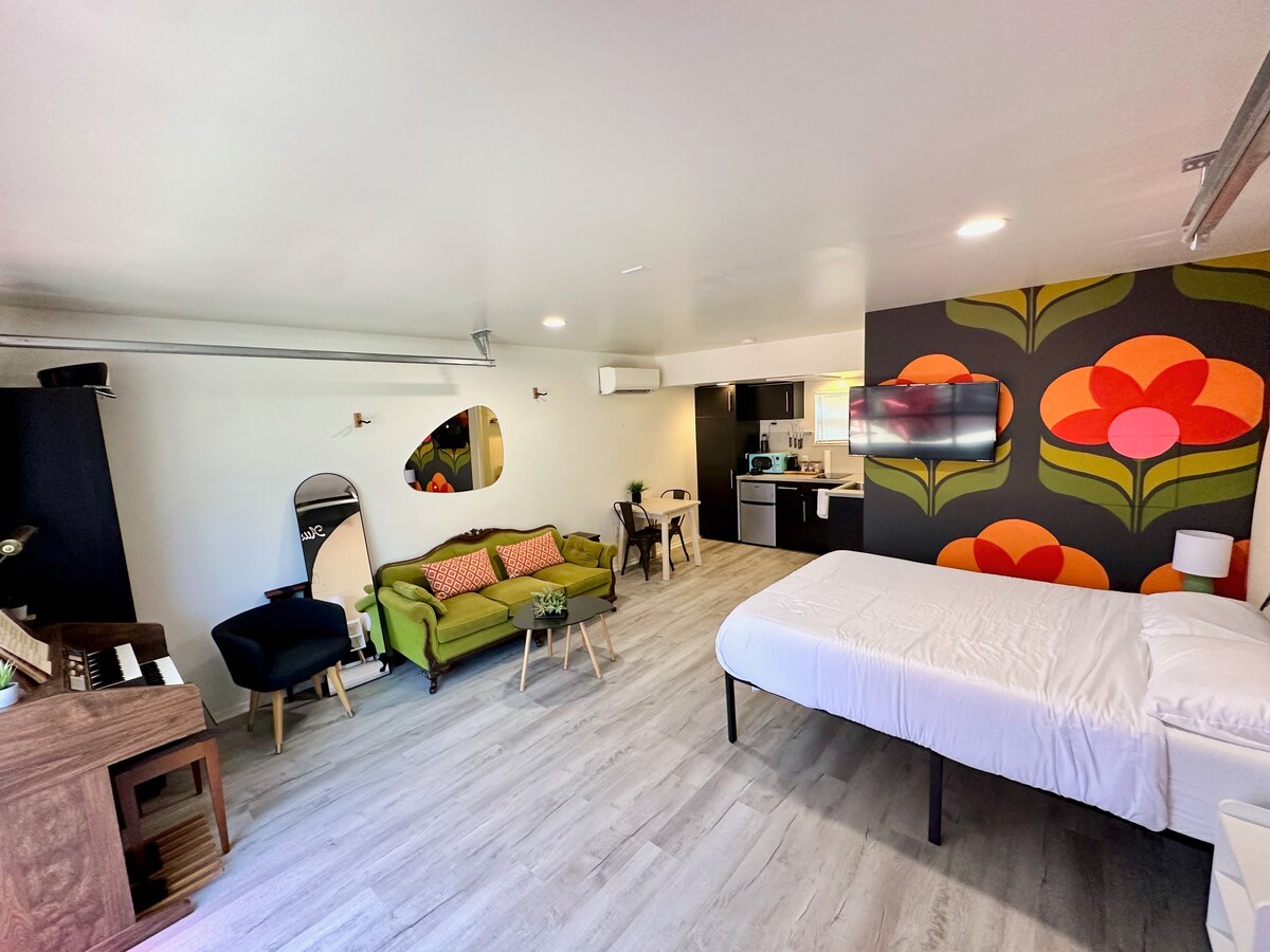 Cozy Couples' Nook Near Downtown Austin